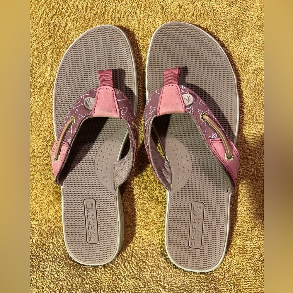Sperry flip flops! Cute!